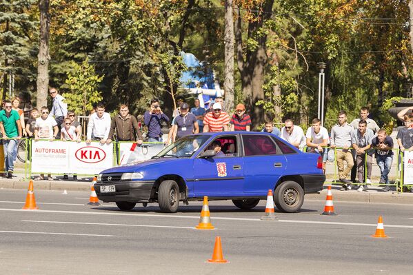 Команда Молдовы участвует в конкурсе по экстремальному вождению автомобиля - Sputnik Молдова