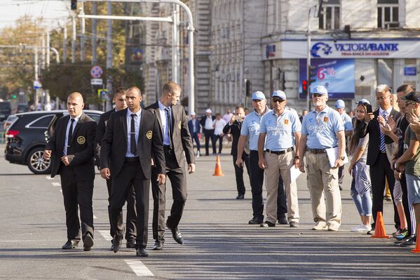 Эскорт телохранителей, охраняющих объект - идут мимо толпы - Sputnik Молдова