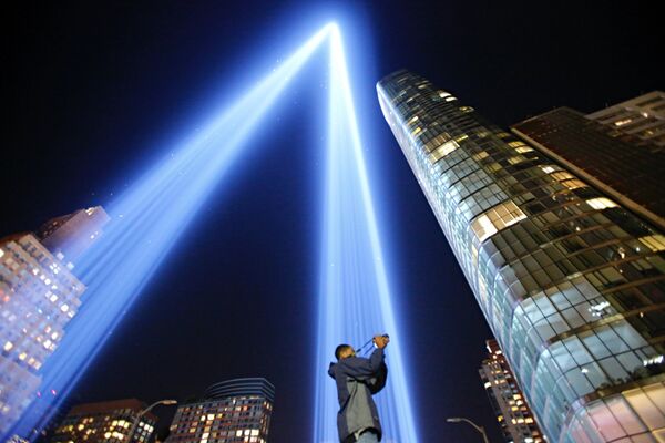 Световая инсталляция в ночном небе Нью-Йорка, созданная накануне годовщины терактов 11 сентября - Sputnik Молдова