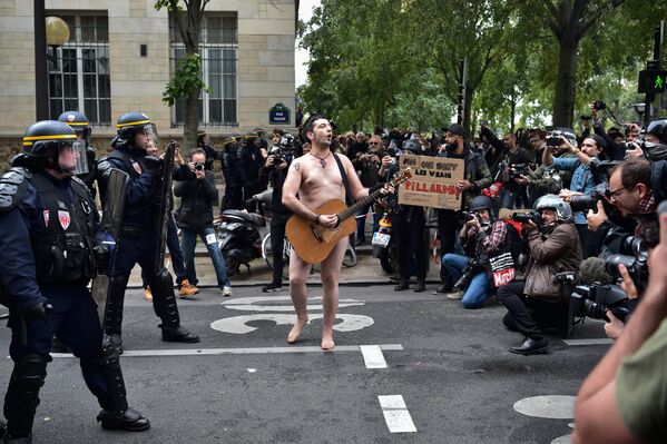 Один из участников акции протеста в Париже против внесения поправок в Трудовой кодекс Франции - Sputnik Молдова