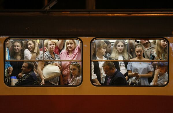 Пассажиры трамвая в Киеве, Украина - Sputnik Молдова