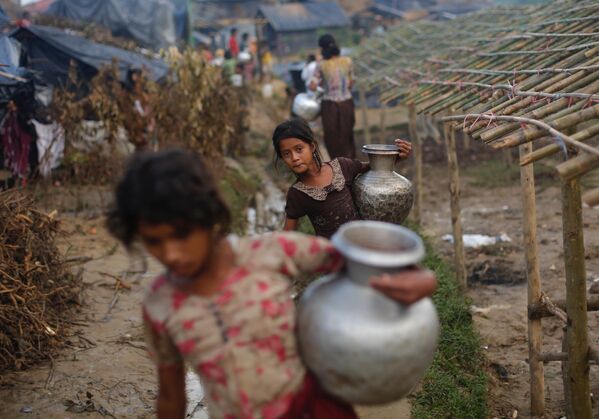 Девочки из семей беженцев-рохинджа идут за водой в лагере Балухали в Бангладеш - Sputnik Молдова