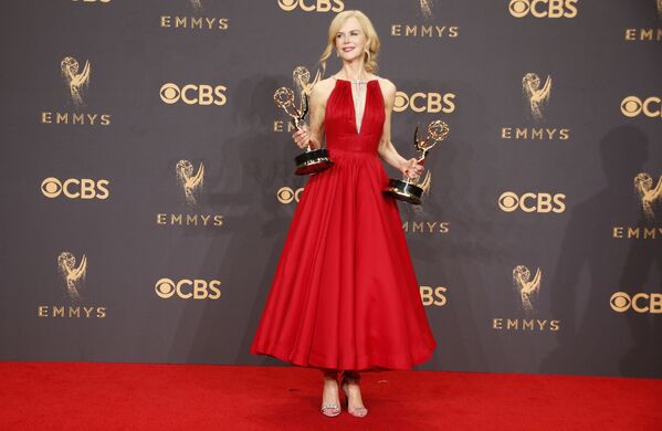 Николь Кидман позирует с призом на 69-й церемонии Emmy в Лос-Анджелесе - Sputnik Молдова