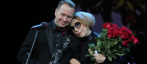 Художественный руководитель Театра Наций Евгений Миронов и актриса Инна Чурикова - Sputnik Молдова