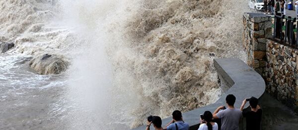 Люди на набережной во время тайфуна - Sputnik Молдова