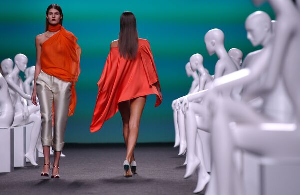 Модель на показе Ulises Merida во время Недели моды в Мадриде - Sputnik Молдова