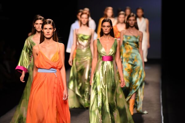 Модели на показе Menchen Tomas' Spring/Summer 2018 во время Недели моды в Мадриде - Sputnik Молдова
