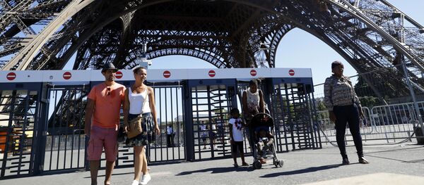 Porți de securitate la Turnul Eiffel - Sputnik Moldova-România