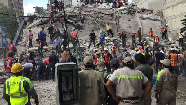 People search for survivors in a collapsed building in the Roma neighborhood of Mexico City, Tuesday, Sept. 19, 2017. A powerful earthquake has jolted Mexico, causing buildings to sway sickeningly in the capital on the anniversary of a 1985 quake that did major damage. - Sputnik Moldova-România