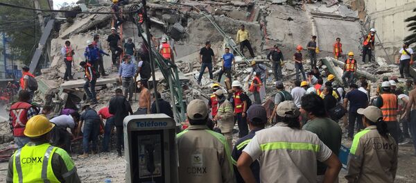 People search for survivors in a collapsed building in the Roma neighborhood of Mexico City, Tuesday, Sept. 19, 2017. A powerful earthquake has jolted Mexico, causing buildings to sway sickeningly in the capital on the anniversary of a 1985 quake that did major damage. People search for survivors in a collapsed building in the Roma neighborhood of Mexico City, Tuesday, Sept. 19, 2017. A powerful earthquake has jolted Mexico, causing buildings to sway sickeningly in the capital on the anniversary of a 1985 quake that did major damage. - Sputnik Moldova-România