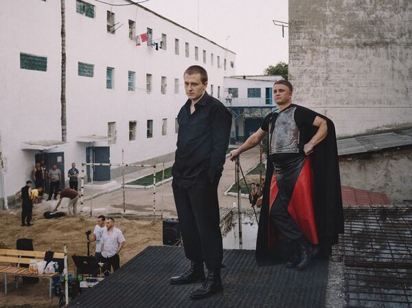 Кадр из серии Рамина Мазура Процесс, документирующей постановку Гамлета в тюрьме - Sputnik Молдова