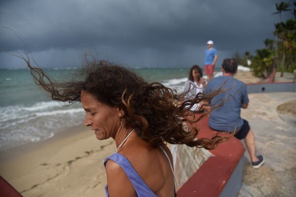 Жители на пляже до прихода урагана Мария в Пуэрто-Рико - Sputnik Молдова