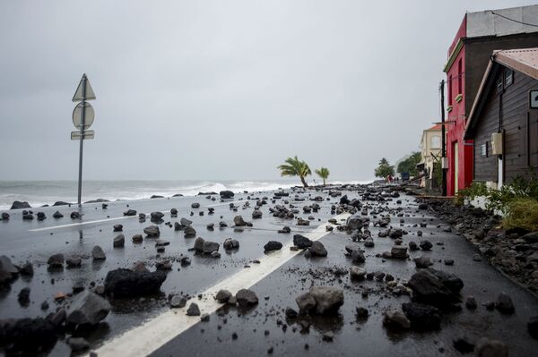Камни на дороге на острове Мартиника после прохождения урагана Мария - Sputnik Молдова