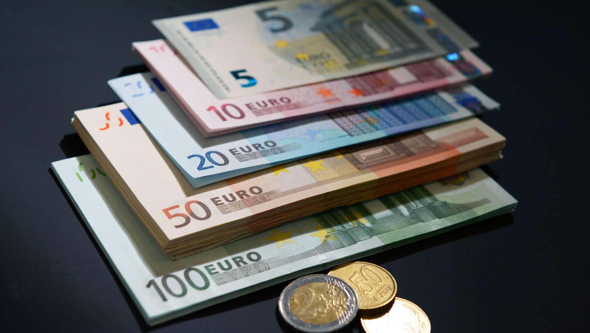 Сумма доллара и евро. Евро валюта. Деньги евро. Современные деньги евро. Евро фото.