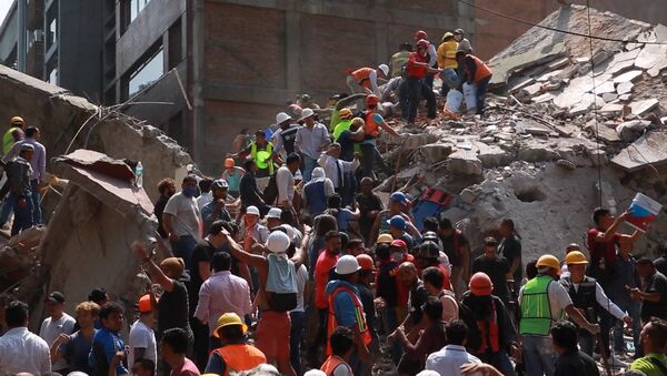 Спасательные работы на месте обрушившихся из-за землетрясения зданий в Мексике - Sputnik Молдова