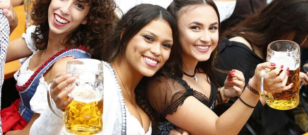 Посетители фестиваля пива Октоберфест в Мюнхене - Sputnik Moldova