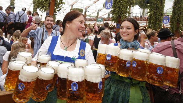 Официантки с кружками пива на фестивале Октоберфест в Мюнхене - Sputnik Молдова
