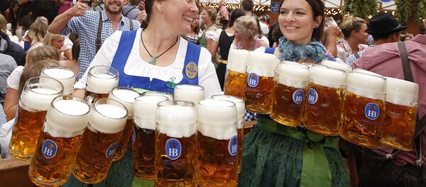 Официантки с кружками пива на фестивале Октоберфест в Мюнхене Официантки с кружками пива на фестивале Октоберфест в Мюнхене - Sputnik Молдова