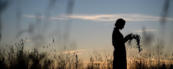 Девушка собирает цветы в поле  - Sputnik Молдова