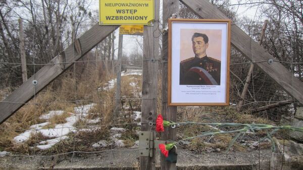 Место, где стояла статуя генерала Ивана Черняховского в Пениньне Место, где стояла статуя генерала Ивана Черняховского в Пениньне - Sputnik Молдова