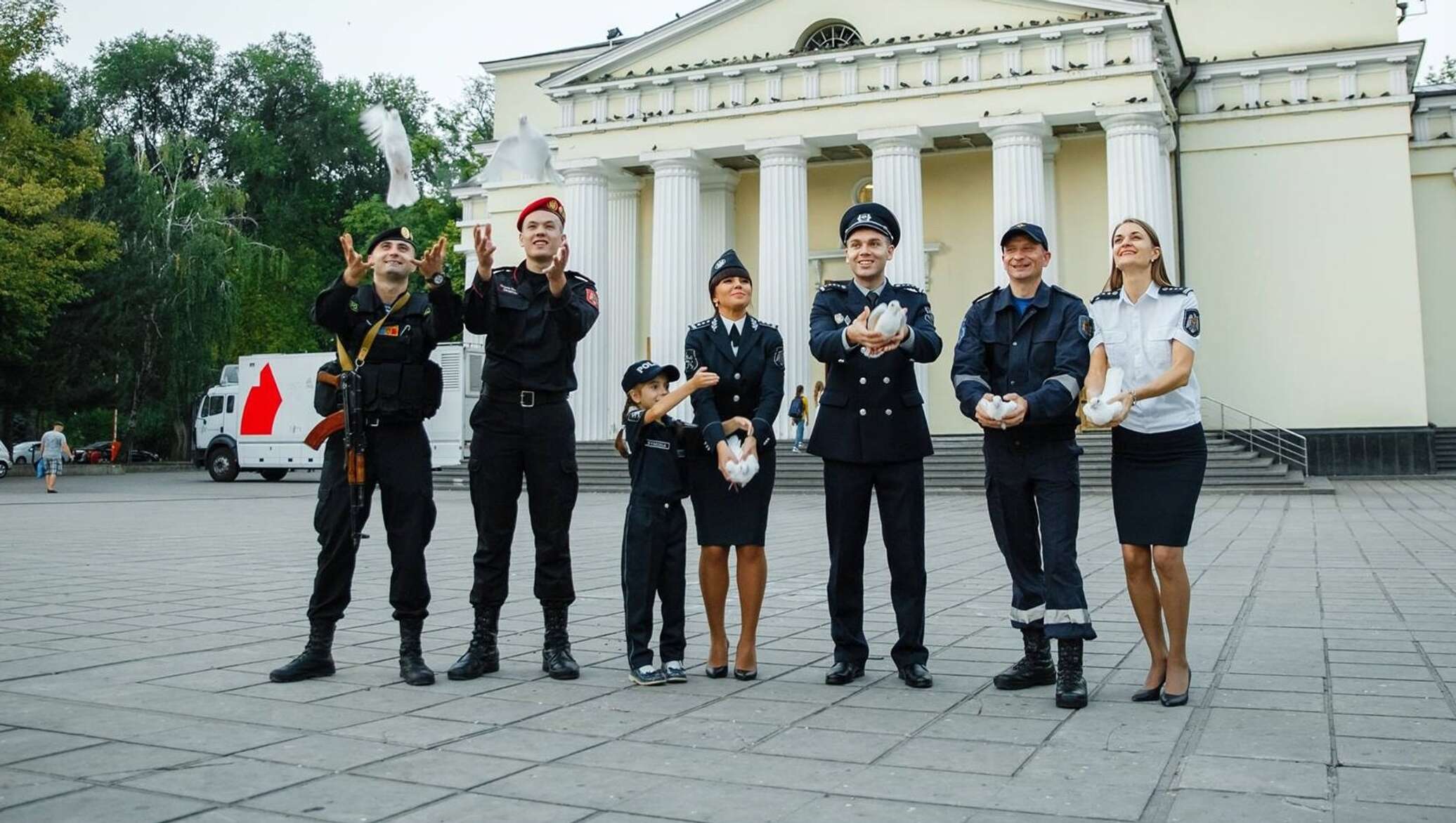 Полиция молдавии. Форма Молдавской полиции. Полицейский в форме Молдова. Новая форма полиции Молдавии.