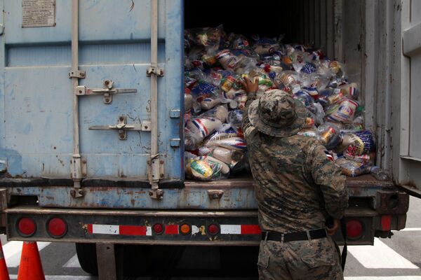 Un militar verifică rațiile de produse alimentare în timpul pregătirilor pentru a face față uraganului „Maria” în Republica Dominicană - Sputnik Moldova
