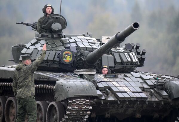 Военнослужащие на танке Т-72 на полигоне в Минской области перед началом совместных стратегических учений Белоруссии и России Запад-2017 - Sputnik Молдова