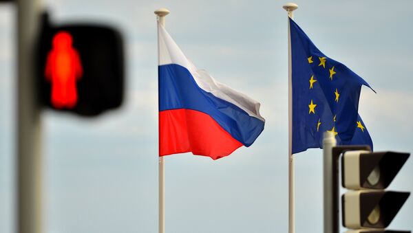 Флаги России, ЕС, Франции и герб Ниццы на набережной Ниццы - Sputnik Moldova-România