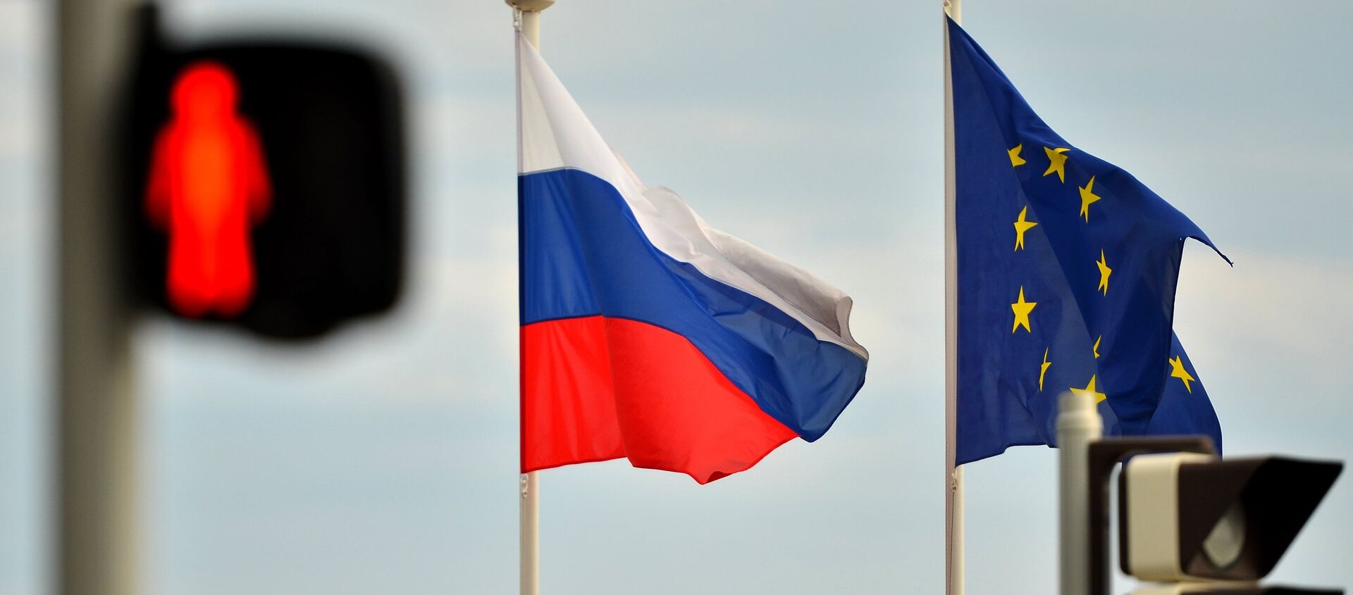Флаги России, ЕС, Франции и герб Ниццы на набережной Ниццы - Sputnik Moldova, 1920, 10.02.2021