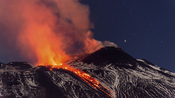 Потоки лавы во время извержения вулкана Этна в Италии. - Sputnik Молдова