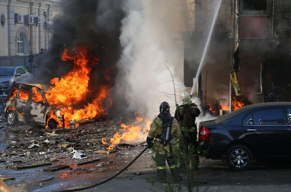 В центре Ростова-на-Дону загорелось десятиэтажное здание - Sputnik Молдова