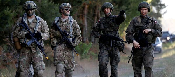 Poland's 6th Airborne Brigade soldiers (R) walk with U.S. 82nd Airborne Division soldiers during the NATO allies' Anakonda 16 exercise near Torun, Poland (File) Poland's 6th Airborne Brigade soldiers (R) walk with U.S. 82nd Airborne Division soldiers during the NATO allies' Anakonda 16 exercise near Torun, Poland (File) - Sputnik Moldova-România