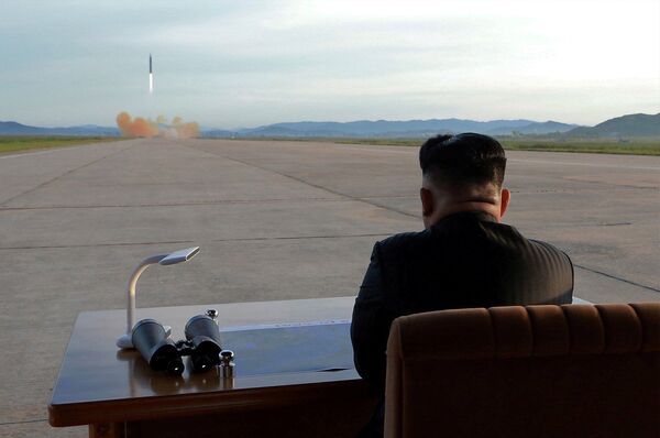 Лидер КНДР Ким Чен Ын во время запуска баллистической ракеты Hwasong-12 - Sputnik Молдова