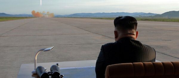 Лидер КНДР Ким Чен Ын наблюдает за запуском ракеты - Sputnik Молдова