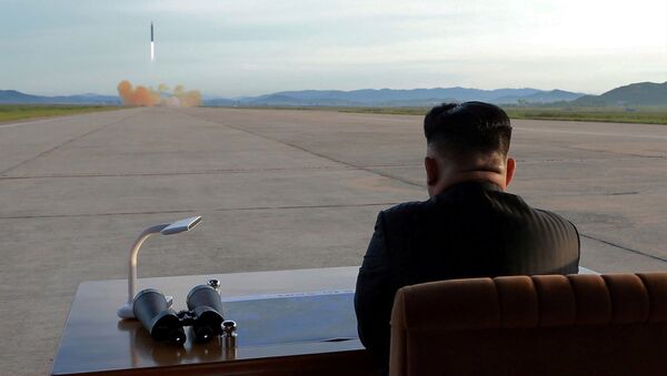 Лидер КНДР Ким Чен Ын наблюдает за запуском ракеты - Sputnik Молдова