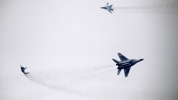 Самолеты МиГ-29 ведут воздушный бой над полигоном в Минской области во время совместных стратегических учений Белоруссии и России Запад-2017 - Sputnik Молдова