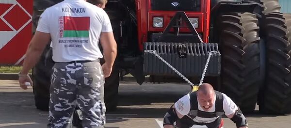 Новый мировой рекорд: белорус сдвинул с места 19-тонный трактор - Sputnik Молдова