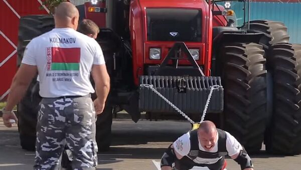 Новый мировой рекорд: белорус сдвинул с места 19-тонный трактор - Sputnik Молдова