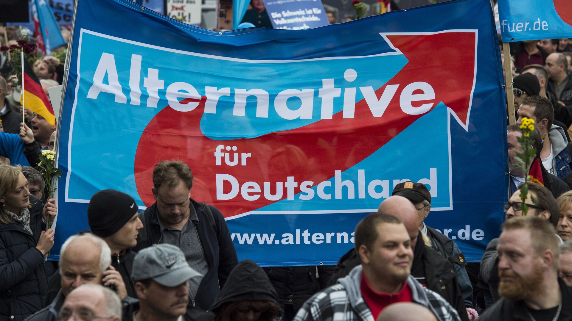 Supporters of the right-wing populist Alternative for Germany (AfD) party display an AfD banner during a demonstration by AfD supporters in Berlin on November 7, 2015 - Sputnik Moldova, 1920, 24.07.2023