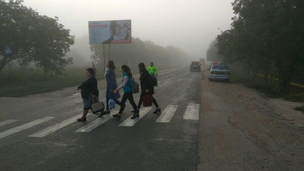 Pietoni traversând strada pe timp de ceață - Sputnik Moldova