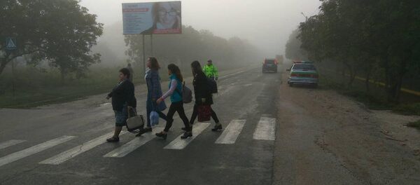 Pietoni traversând strada pe timp de ceață - Sputnik Moldova
