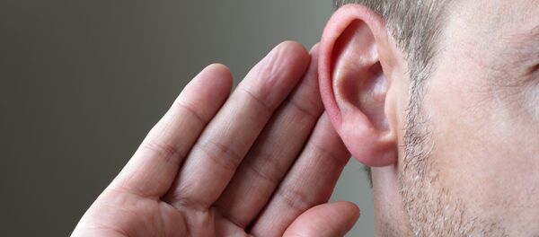 Мужчина держит руку у уха. - Sputnik Молдова