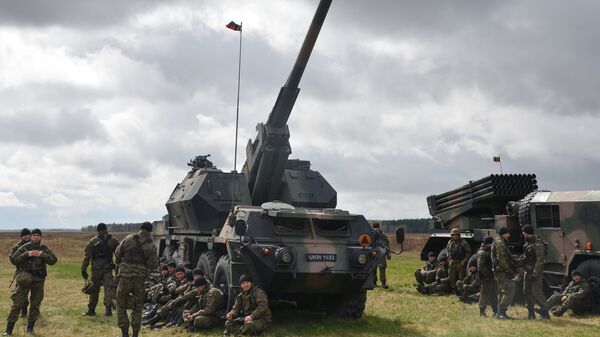 O piesă de artilerie la ceremonia de salut batalionului multinațional NATO condus de SUA în Orzysz, Polonia - Sputnik Moldova