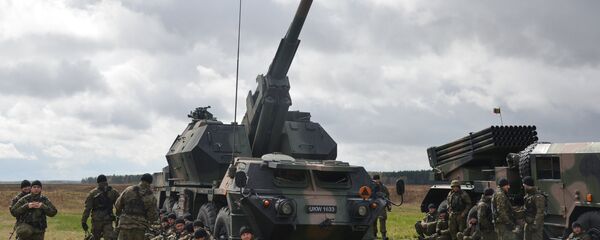 Артиллерийское орудие на церемонии приветствия многонационального батальона НАТО под руководством США. Архивное фото - Sputnik Молдова