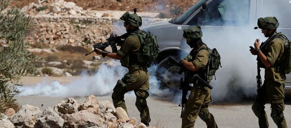 Israeli soldiers fire tear gas canisters at Palestinians during clashes following a protest against closure of a road south of the West Bank city of Hebron September 22, 2017 Israeli soldiers fire tear gas canisters at Palestinians during clashes following a protest against closure of a road south of the West Bank city of Hebron September 22, 2017 - Sputnik Moldova