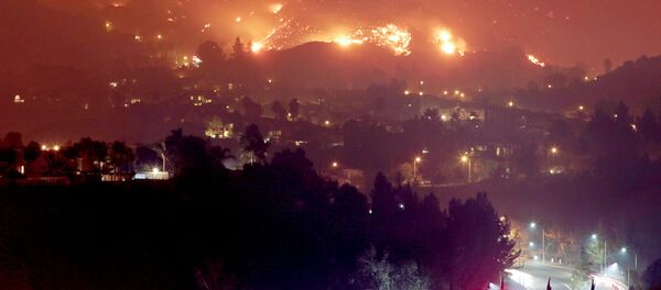 Ard dealuri deasupra caselor din Corona - Sputnik Moldova-România