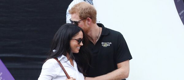 Фотомодель Меган Маркл в обществе британского прица Гарри - Sputnik Молдова