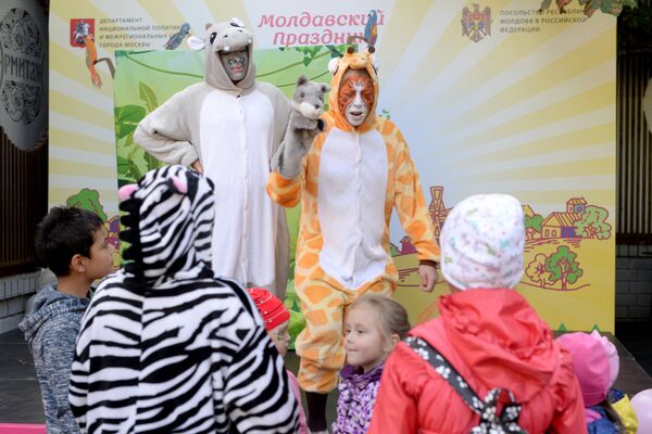 Animatorii distrează copiii veniți la Festivalul moldovenesc „Strugurele de smarald” - Sputnik Moldova