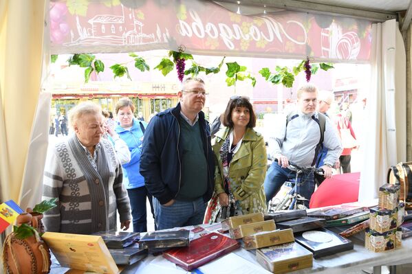 Vizitatori la standurile Moldovei în cadrul Festivalului  „Strugurele de smarald” - Sputnik Moldova
