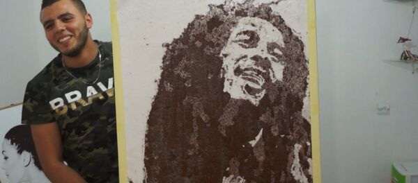 Художник рисует кофейно-солевые картины Художник рисует кофейно-солевые картины - Sputnik Молдова